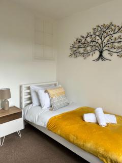 Olive Lodge - 3 bed house, driveway parking, high speed wifi - 0