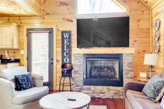 2 Mi to Dtwn Gatlinburg Mountain Cabin with Hot Tub - Gatlinburg - 0