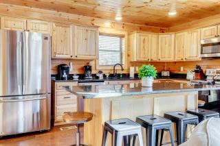 2 Mi to Dtwn Gatlinburg Mountain Cabin with Hot Tub - Gatlinburg - 4