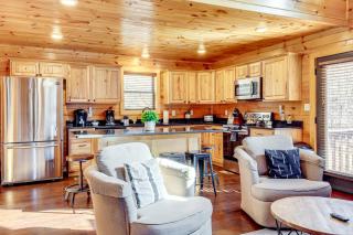 2 Mi to Dtwn Gatlinburg Mountain Cabin with Hot Tub - Gatlinburg - 5