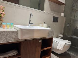 ASHRI Luxe apt on Sheikh Zayed 5 mins Downtown Dubai near Metro - 1