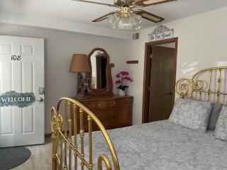 STAIRS OPTIONAL! Lakefront! Pool! On Water! Convenient Fishing! - Osage Beach - 5