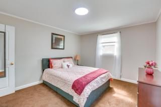 3 Mi to Dtwn Greensboro! Cozy Cottage with Deck - 1