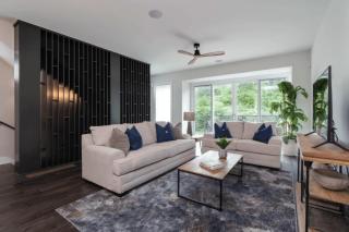 Sleek Modern Stay w Balcony Parking Near Broadway 9th Ave - Nashville - 0