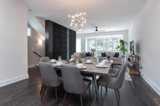 Sleek Modern Stay w Balcony Parking Near Broadway 9th Ave - Nashville - 7