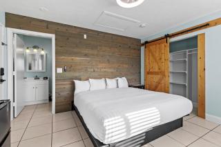 Standard Hotel Room - King Bed #2 - Fort Pierce - 9