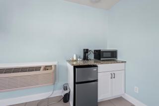 Partial Ocean View Hotel Room- King Bed #1 - Fort Pierce - 0