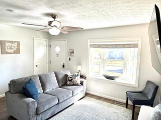 Private Ranch - Entire Home - 3 Bed Room - Hot Tub - King Bed - Fenced Yard - Pets & Kids Welcome - Game Shed - Free WiFi - 8