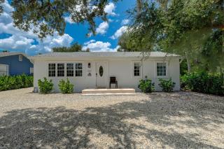 Downtown Gem Private Retreat Near Beach - Bonita Springs - 4