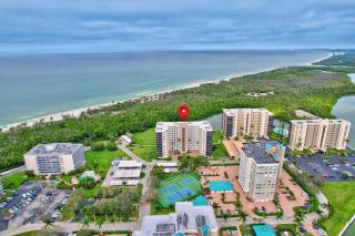 Walk to the Beach and Enjoy Spectacular Views from this 3 Bedroom Condo - Naples - 0