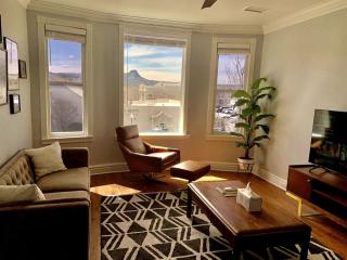 The 1900 House 1 Block From DT - 0