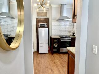 The 1900 House 1 Block From DT - 9