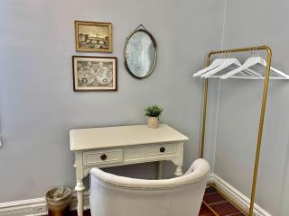 The 1900 House 1 Block From DT - 1