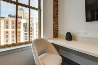 Work and Explore Downtown Newark Studio! - Newark - 2