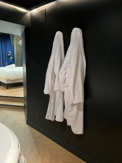 Luxury Suite Romantic Getaway with Jacuzzi - 2