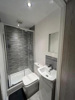 Large 6 Bed 6 Bathroom House - Ideal For Families, Large Groups, Contractors & Business Travellers - Watford - 1