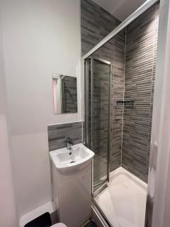 Large 6 Bed 6 Bathroom House - Ideal For Families, Large Groups, Contractors & Business Travellers - Watford - 6