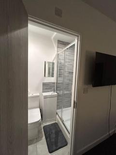 Large 6 Bed 6 Bathroom House - Ideal For Families, Large Groups, Contractors & Business Travellers - Watford - 2