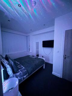 Large 6 Bed 6 Bathroom House - Ideal For Families, Large Groups, Contractors & Business Travellers - Watford - 4