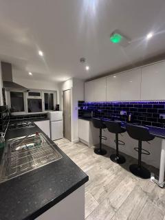 Large 6 Bed 6 Bathroom House - Ideal For Families, Large Groups, Contractors & Business Travellers - Watford - 7