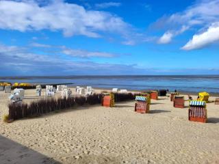 Strandloft Cuxhaven im Haus Frauenpreiß Sahlenburg - strandnah - 2 Hunde willkommen -Schwimmbad - Sauna - direkt am Wald - Dachterrasse mit Blick nach Neuwerk - 1