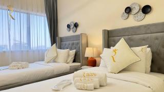 Elegant 4BR Corniche Stay Private Balcony and More - Abu Dhabi - 9