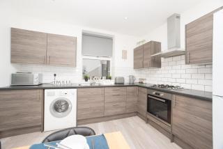 Dwell Stylish 4 bed apartment close to Hospital - 8