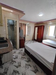 غرف و استديوهات منفصلة مفروش غرفة ماستر بحمام ومطبخ صغير لا يتشارك مع الغير اي شيء بنات فقط أو عوائل - 1