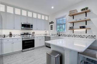 Trendy Naples Retreat Modern Vacation Home - Naples - 0