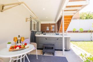 Soul of the Bay, 36 Galoola Dr - Wi-Fi, Boat Parking, Spa, Air Con - Nelson Bay - 8
