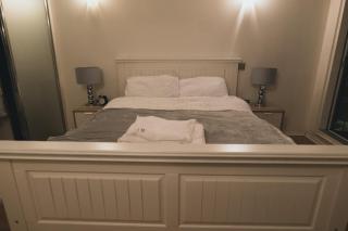 Luxury 2 Bedroom Penthouse with Thrilling Waterfront and City Views, Canary Wharf - London - 5