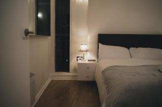 Luxury 2 Bedroom Penthouse with Thrilling Waterfront and City Views, Canary Wharf - London - 1