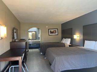 Deluxe Inn& Suites - 1