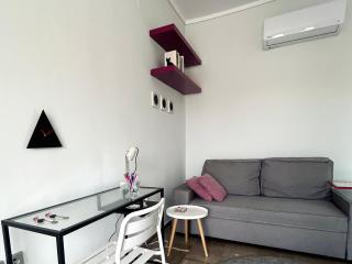 Elegant Downtown Studio by White Tower - 4