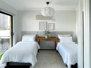 Stylish Executive City Pad w Parking and Pool - Perth - 5