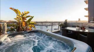 Jacuzzi Luxury Seafront Sliema - Sliema - 7