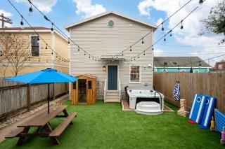 Galveston Coastal Retreat Foosball, Hot Tub and Shared Fun - Galveston - 5