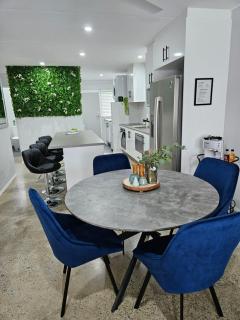 Modern Stylish Apartment - Ross River - 9