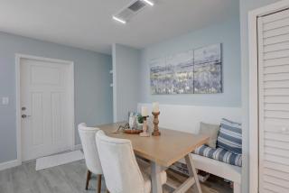 Walk to the Beach and Downtown Naples From Our Totally Upgraded Condo - Naples - 0