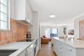 Bright 2-Bed Apartment with Stunning Ocean Views - Caloundra - 2