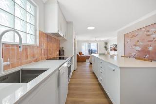 Bright 2-Bed Apartment with Stunning Ocean Views - Caloundra - 1
