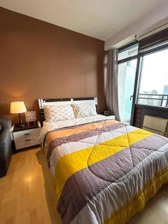 High Sunset View with Fast WiFi, Pool, Big Balcony, Gym Access - Manila - 0