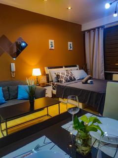 High Sunset View with Fast WiFi, Pool, Big Balcony, Gym Access - Manila - 3