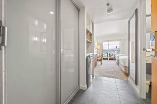 Newly Renovated Top Floor Ala Moana Balcony - 5
