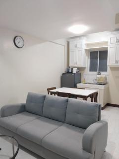 Abode86 Transient House - Pacific Grand Townhomes, Mactan Lapu-Lapu City, Cebu - 3