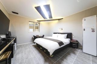 Gold Brown Hotel - - 2