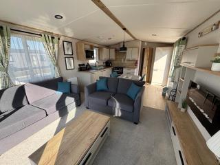 The Retreat 10 - Hot tub Mini Lodge, central heating, bed linen, & pet friendly - Meadow Lakes Caravan Hire - Chapel Saint Leonards - 8