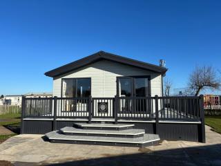 The Retreat 8 Lodge - Hot tub, WiFi, pet friendly, bath - Golden Palm Resort - Meadow Lakes Caravan & Lodge Hire - Chapel Saint Leonards - 9