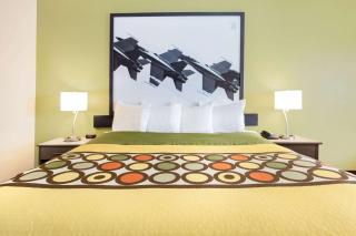 Super 8 by Wyndham Kokomo - 1