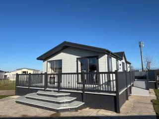 The Retreat 8 Lodge - Hot tub, WiFi, pet friendly, bath - Golden Palm Resort - Meadow Lakes Caravan & Lodge Hire - Chapel Saint Leonards - 8